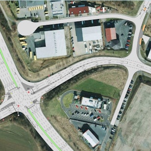 Eine Aufnahme der Kreuzung am Autobahnende in Hennef von oben mit den skizzierten, geplanten Fahrspuren.