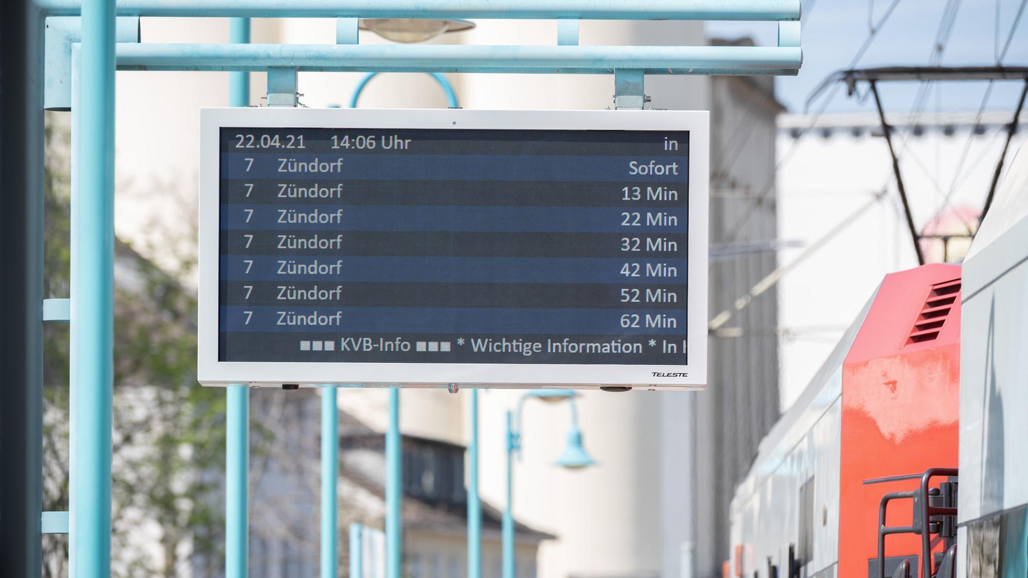 Die digitale Anzeigentafel an der Haltestelle Poller Kirchweg zeigt die Abfahrtszeiten an.