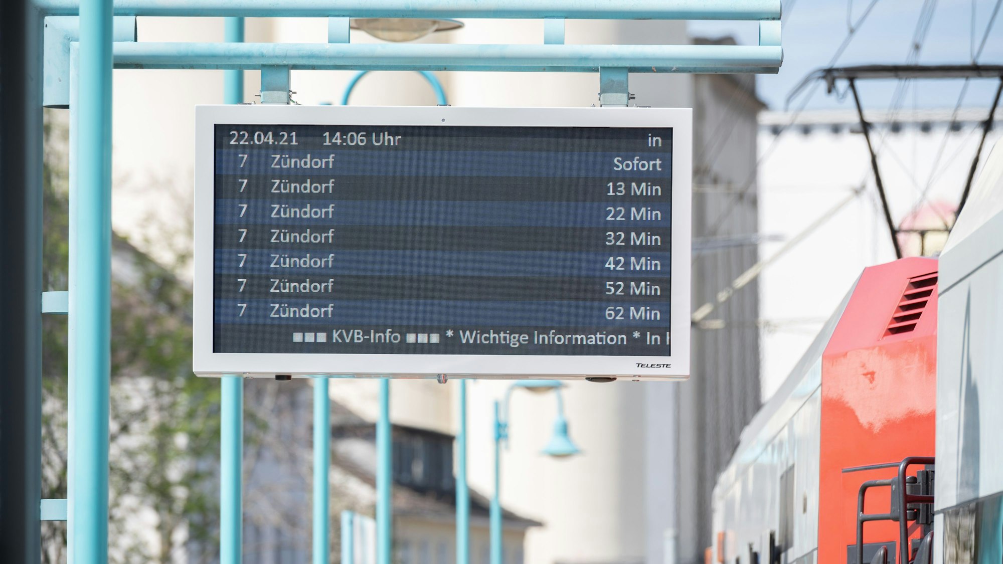 Die digitale Anzeigentafel an der Haltestelle Poller Kirchweg zeigt die Abfahrtszeiten an.