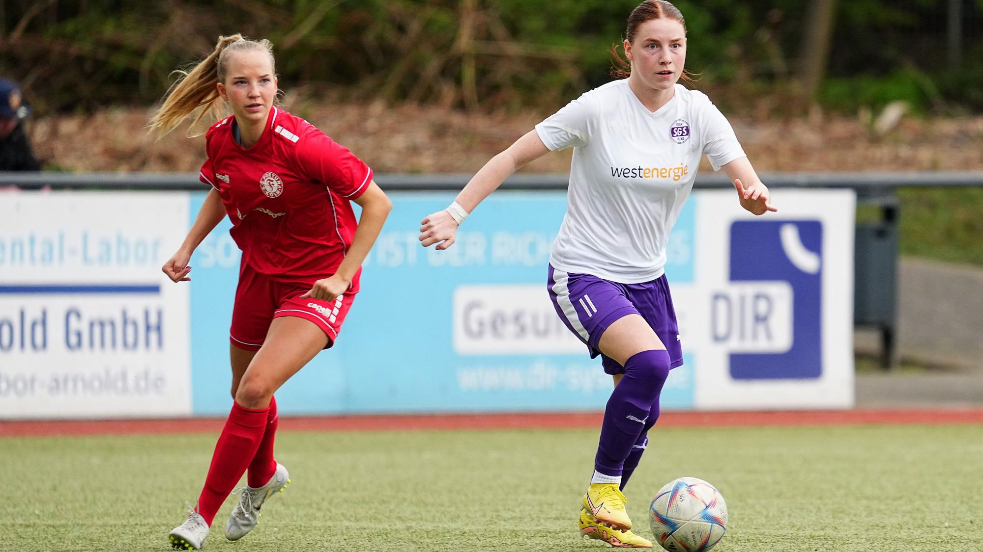 Julia Katharina Flöttchen von der SGS Essen U20 im Spiel gegen Paula Petri vom SC Fortuna Köln. Das Regionalliga Spiel endete am 23.04. 2023 auf dem Kunstrasenplatz Ardelhütte, an der Ardelhütte 166 mit 0:2.
Michael Gohl / FUNKE Foto Services