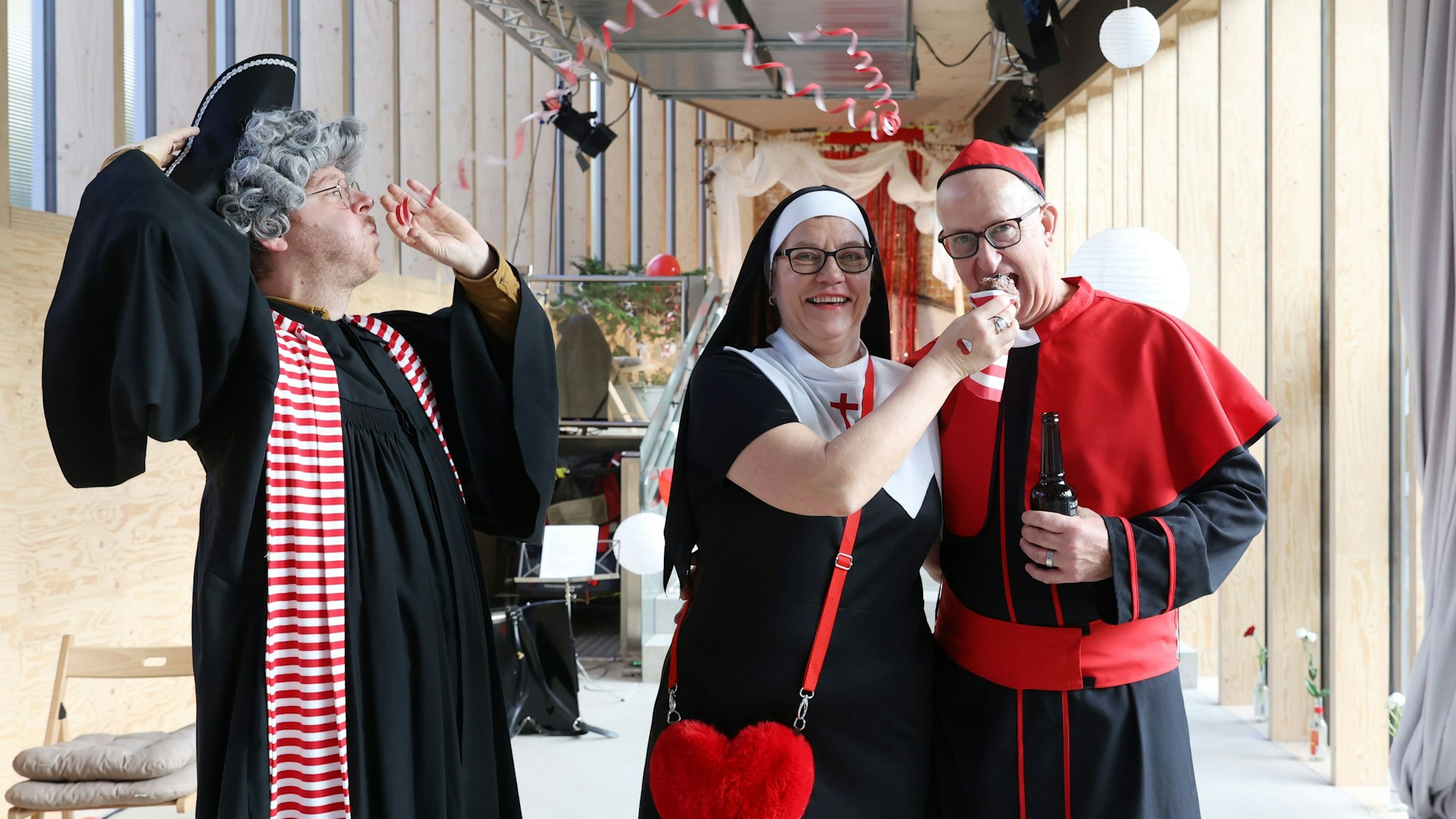 Pfarrer Sebastian Baer-Henney (links) segnete Kirsten Thoridt und Walter Öl am 11.11. unter dem Motto „Krapfen, Kölsch & Ja, ich will“