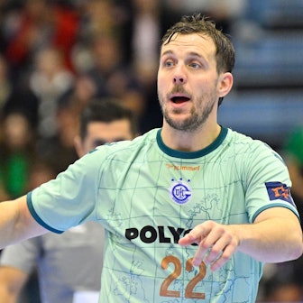 Kentin Mahe´mit dem Ball in der rechten Hand.