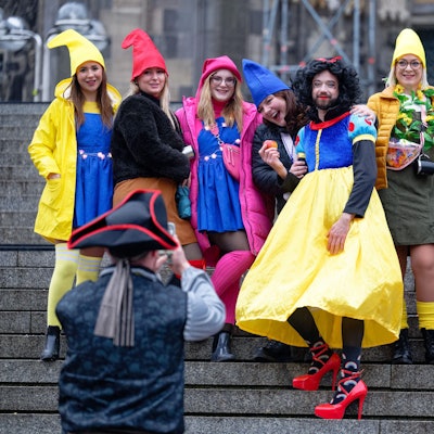 Eine Gruppe aus Schneewittchen und den sieben Zwergen posiert auf der Domtreppe.