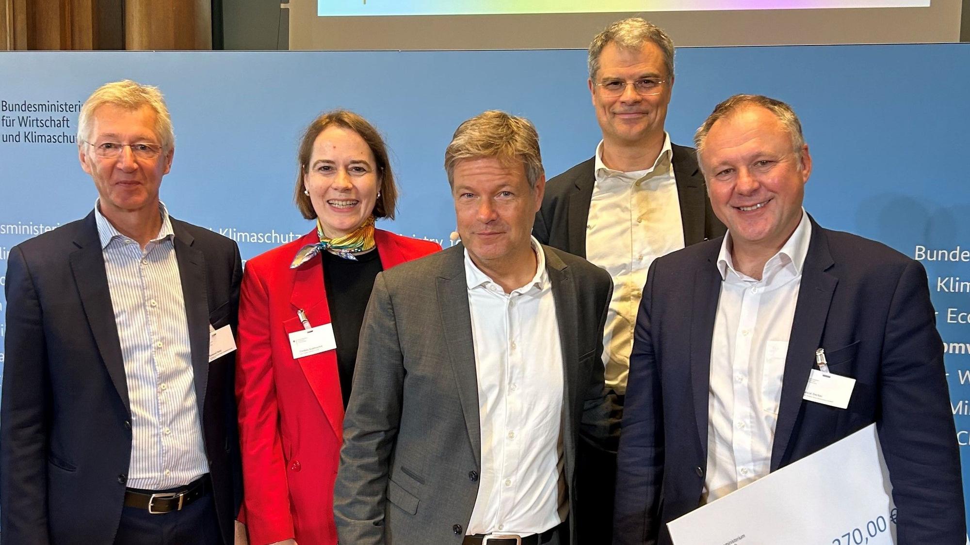 Minister Robert Habeck übergab die Klimaschutzverträge für die Werke Porz und Speyer an die Verantwortlichen der Saint-Gobain Glass GmbH.