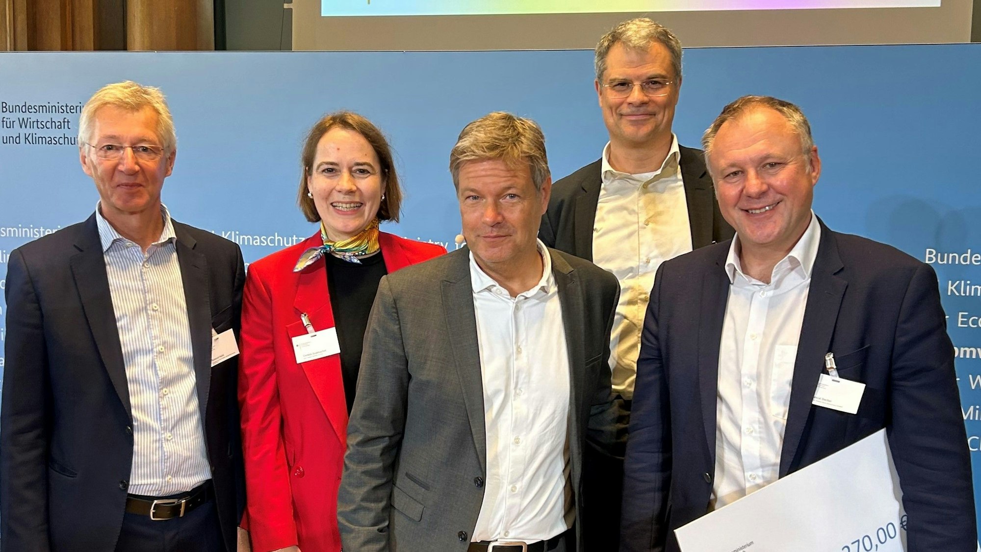 Minister Robert Habeck übergab die Klimaschutzverträge für die Werke Porz und Speyer an die Verantwortlichen der Saint-Gobain Glass GmbH.