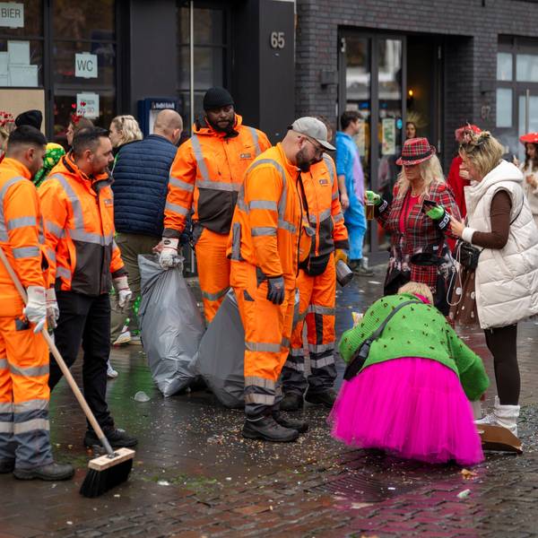 11.11.2024, Köln: Die AWB sind im Einsatz. In der Altstadt wird die Sessionseröffnung des Kölner Karneval gefeiert. Elfter im Elften. Foto: Uwe Weiser