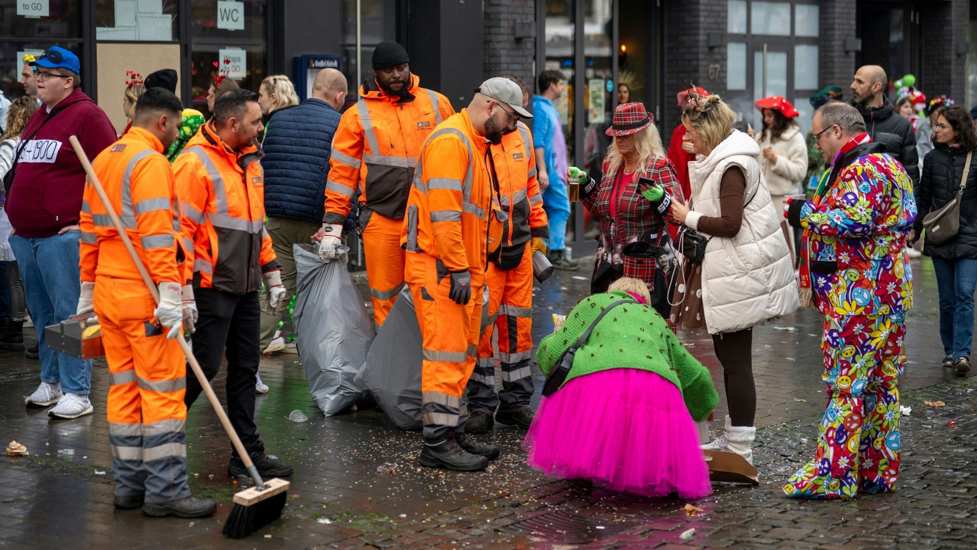 11.11.2024, Köln: Die AWB sind im Einsatz. In der Altstadt wird die Sessionseröffnung des Kölner Karneval gefeiert. Elfter im Elften. Foto: Uwe Weiser