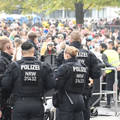 Polizisten stehen an der Uniwiese zusammen.