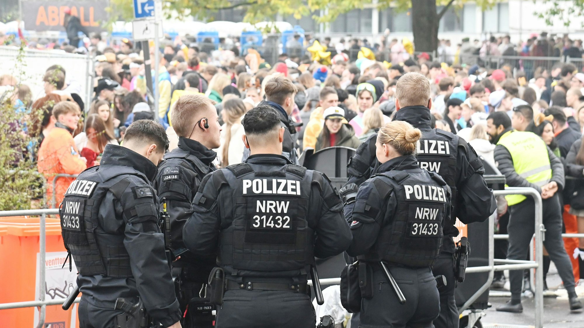 Polizisten stehen an der Uniwiese zusammen.