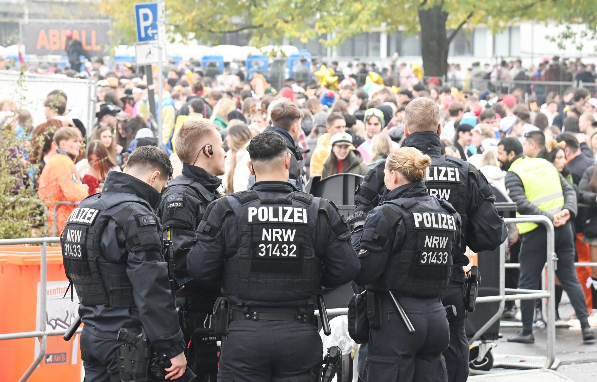 Polizisten sind am 11.11. an den Uniwiesen im Einsatz.