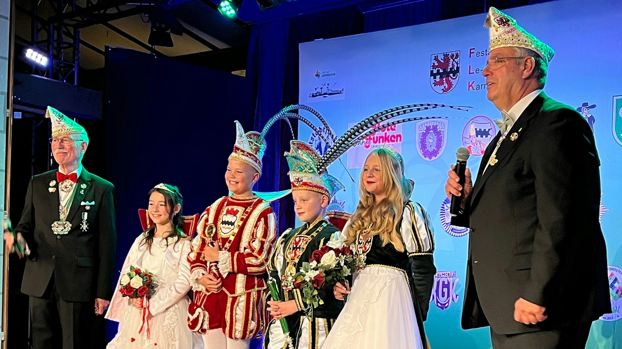 Leverkusens neue Kinderprinzenpaare: Michel II. und Nathalie I. von den Opladener Neustadtfunken sowie Lennart und Sophie von den Wiesdorfer Rheinkadetten mit Heinz Haase und Thomas Lingenauber