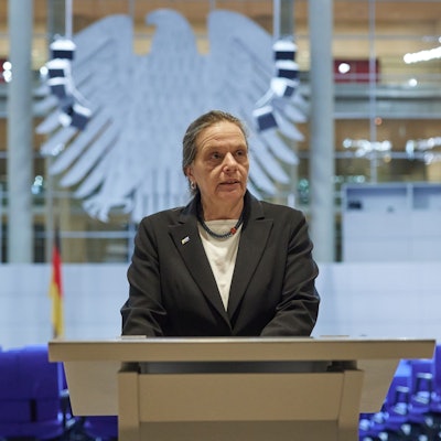 ARCHIV - 12.02.2024, Berlin: Bundeswahlleiterin Ruth Brand gibt nach der Teilwiederholung der Bundestagswahl in Berlin das vorläufige Wahlergebnis bekannt.