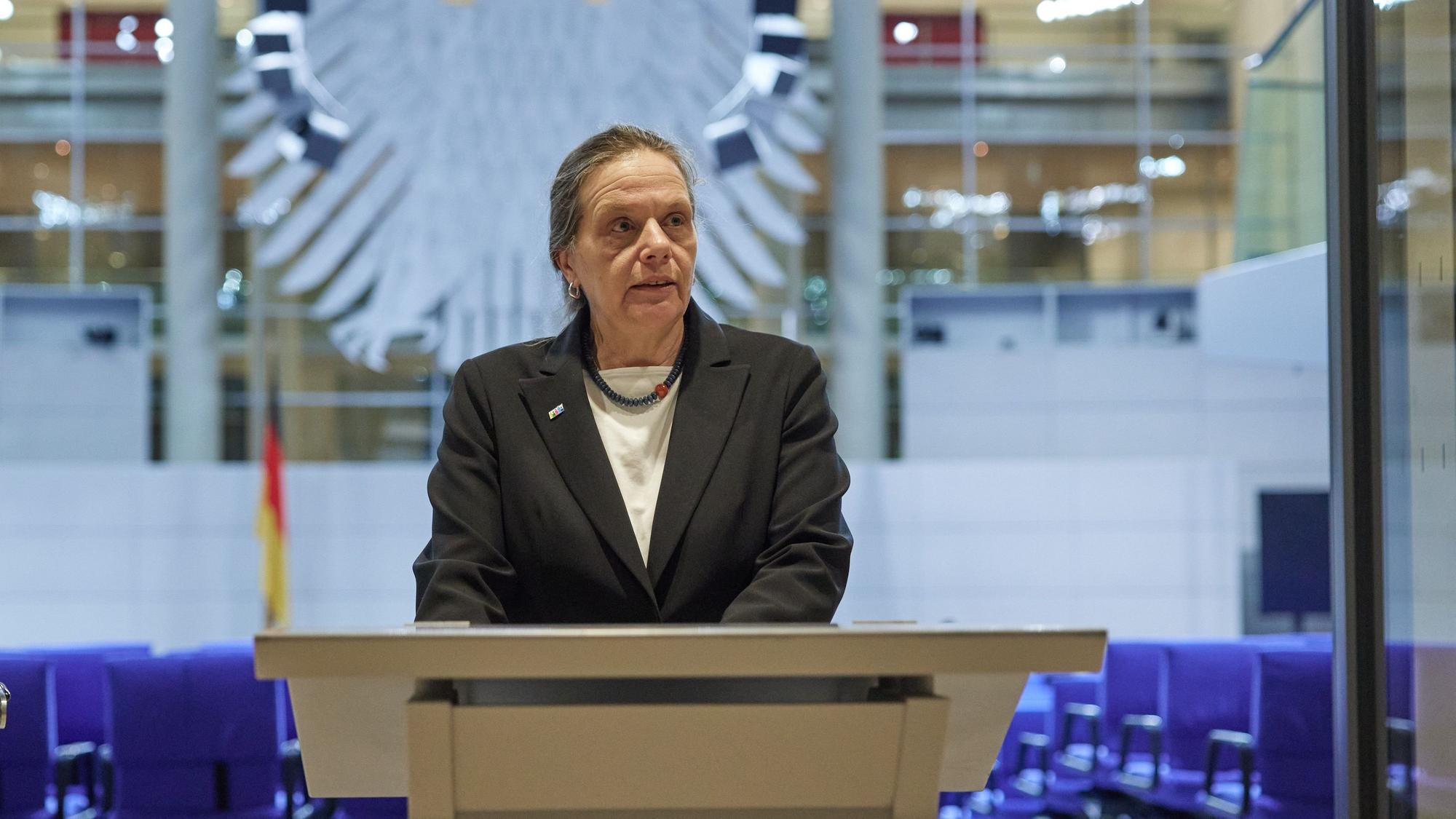 ARCHIV - 12.02.2024, Berlin: Bundeswahlleiterin Ruth Brand gibt nach der Teilwiederholung der Bundestagswahl in Berlin das vorläufige Wahlergebnis bekannt.