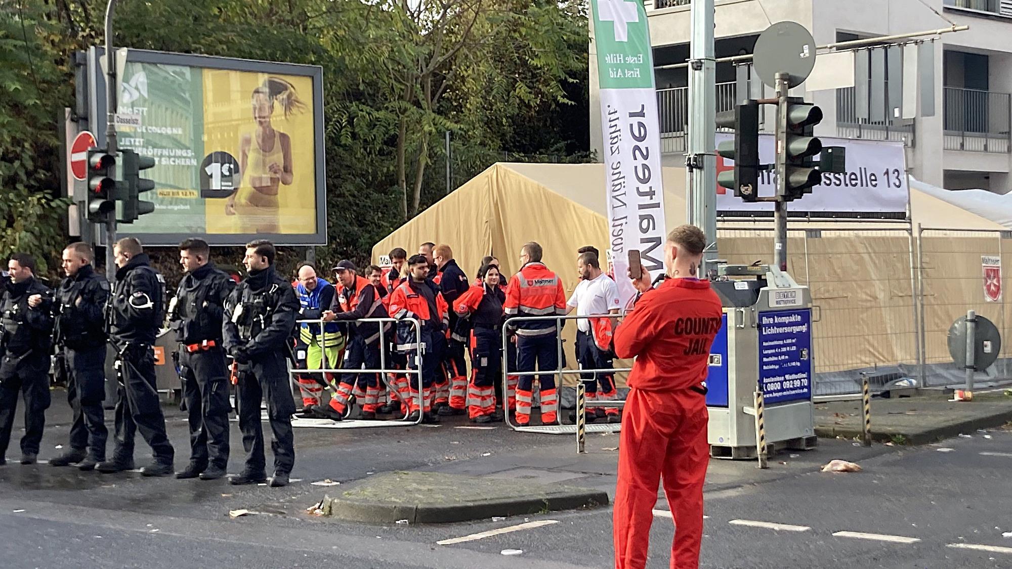 Das Foto zeigt Sanitäter vor einer Unfallhilfestelle.