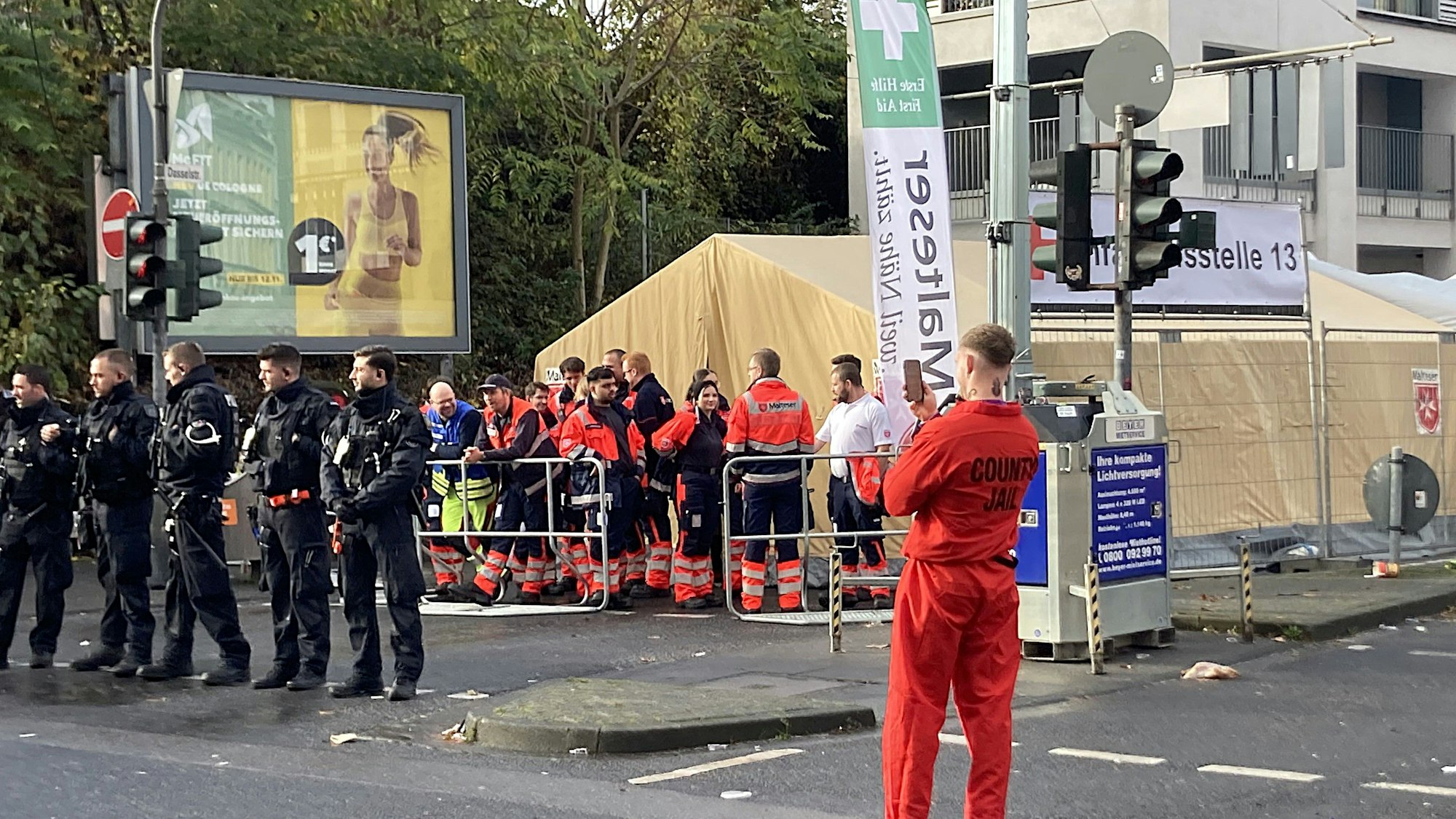 Das Foto zeigt Sanitäter vor einer Unfallhilfestelle.