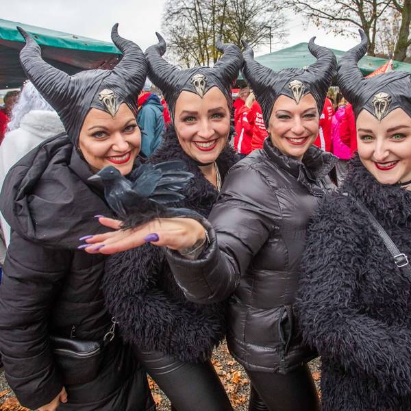 Bild von vier kostümierten Frauen