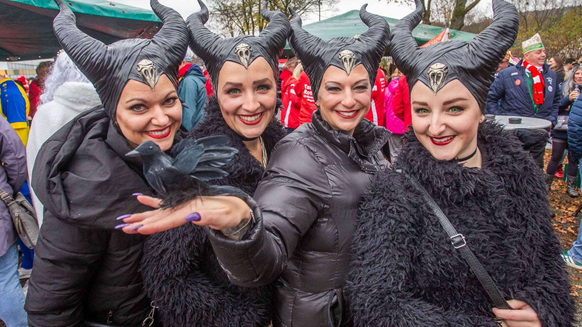 Bild von vier kostümierten Frauen