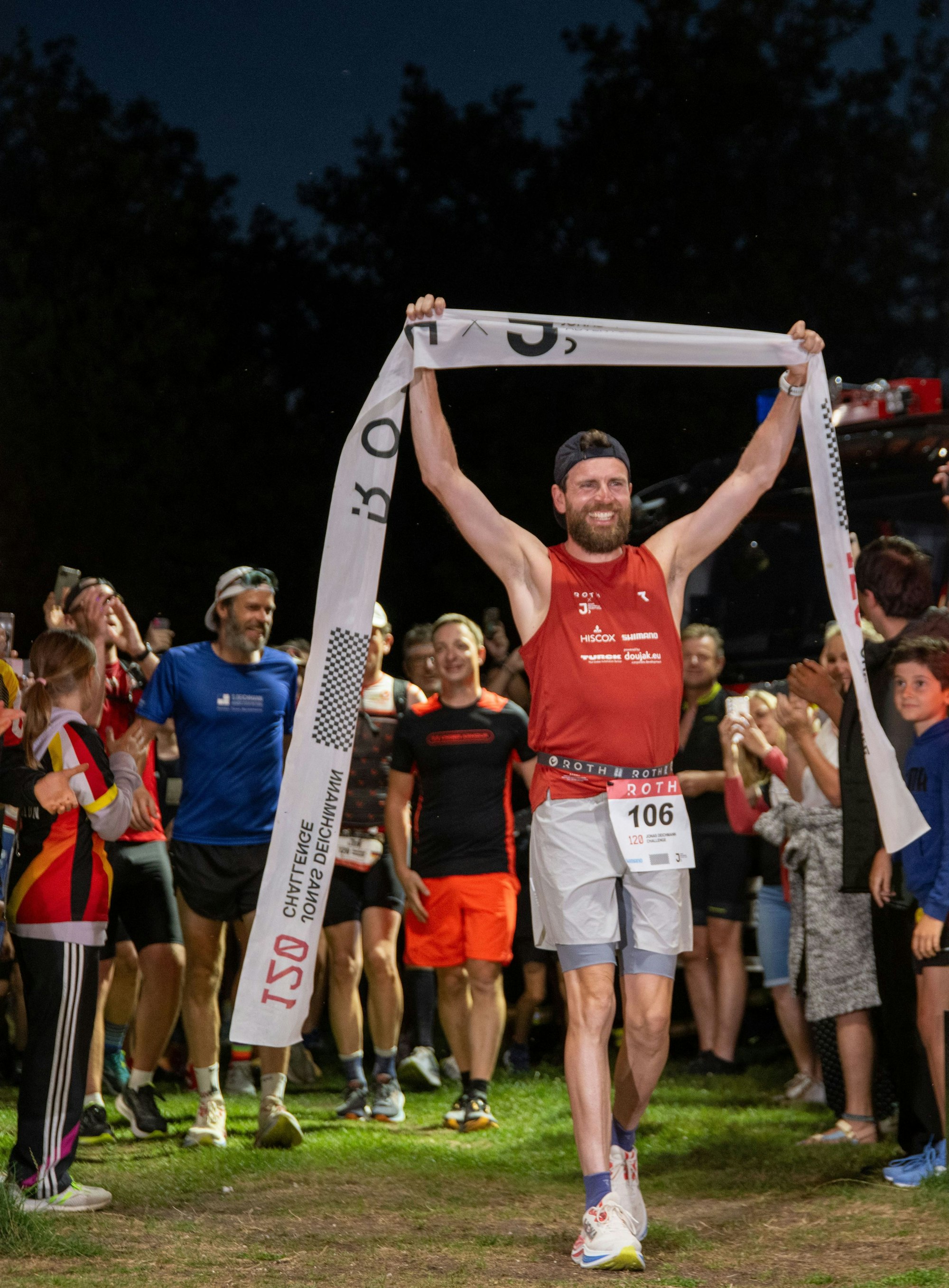 Extremsportler Jonas Deichmann läuft ins Ziel.