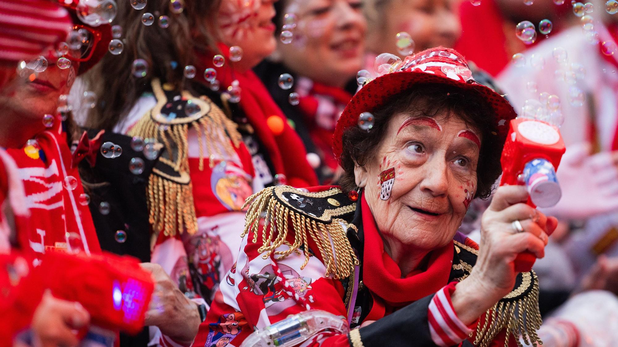Edith Papke ist – wie sollte es auch anders sein – einmal mehr am Heumarkt in der vordersten Reihe zu finden.