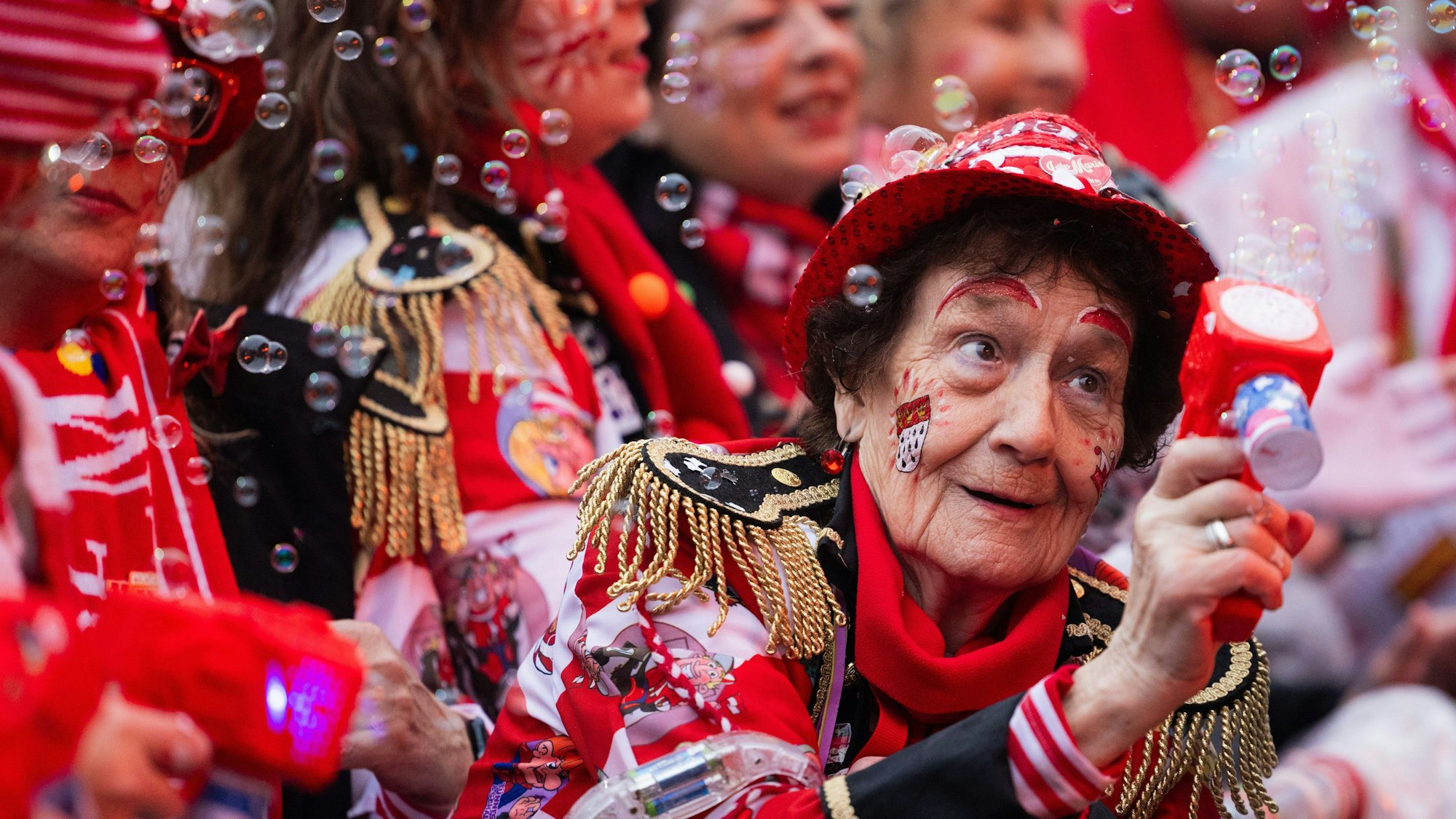 Edith Papke ist – wie sollte es auch anders sein – einmal mehr am Heumarkt in der vordersten Reihe zu finden.