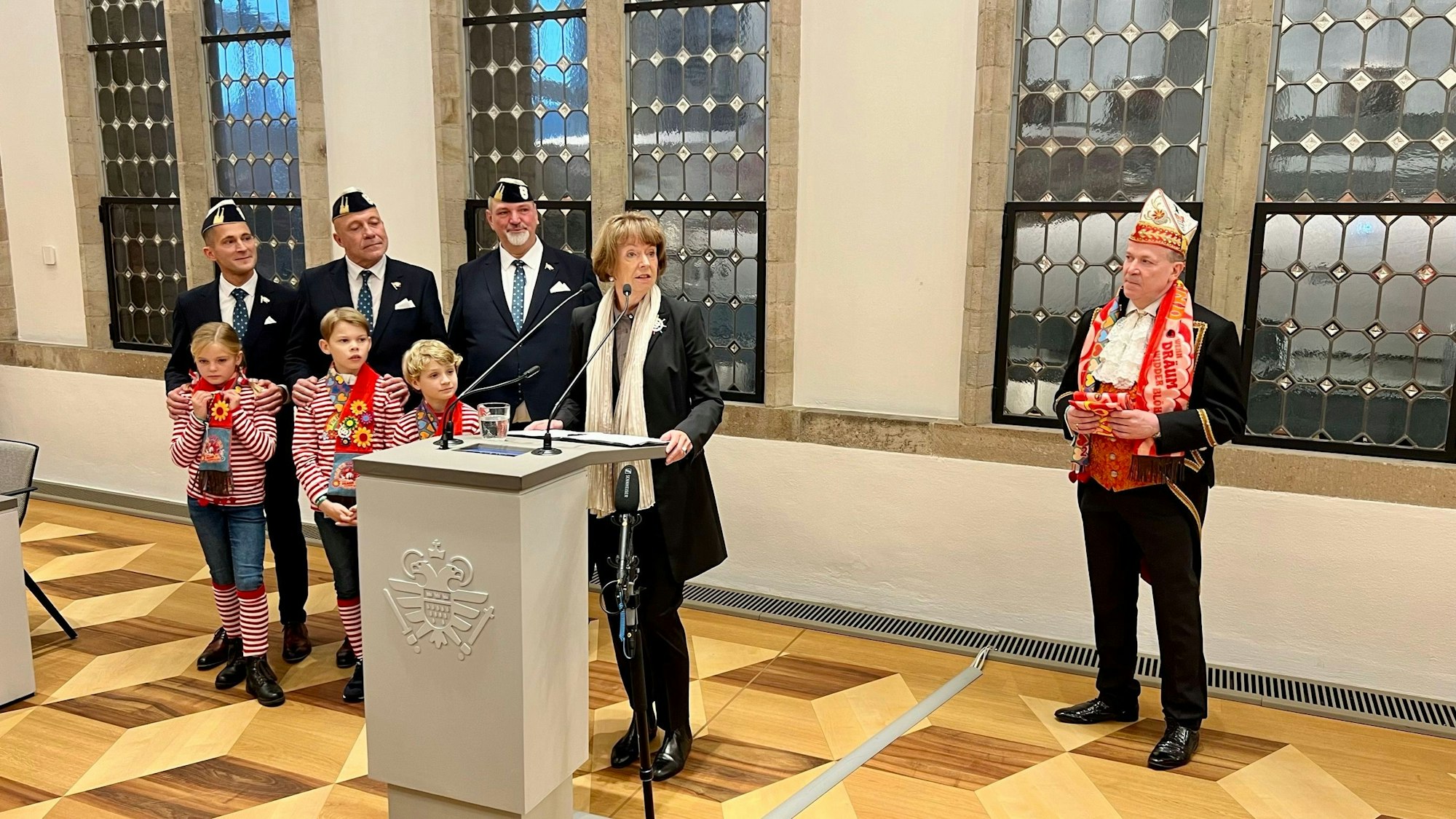 Die Kölner Oberbürgermeisterin begrüßt das designierte Dreigestirn und das designierte Kinderdreigestirn beim Rathausempfang.