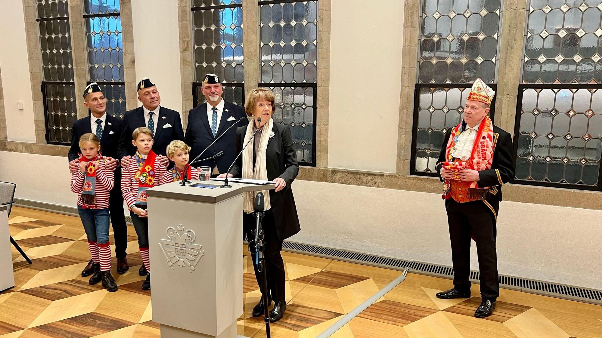 Oberbürgermeisterin begrüßt das designierte Dreigestirn und das designierte Kinderdreigestirn beim Rathausempfang.