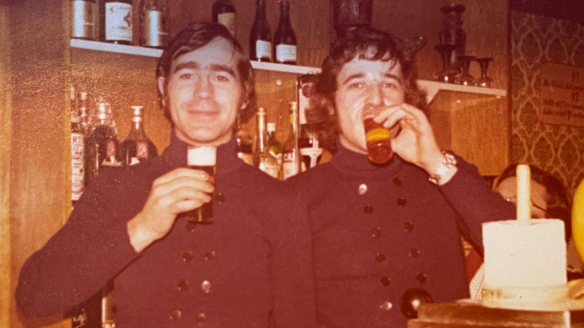 Das Bild zeigt die beiden Männer mit einem Kölsch in der Hand.