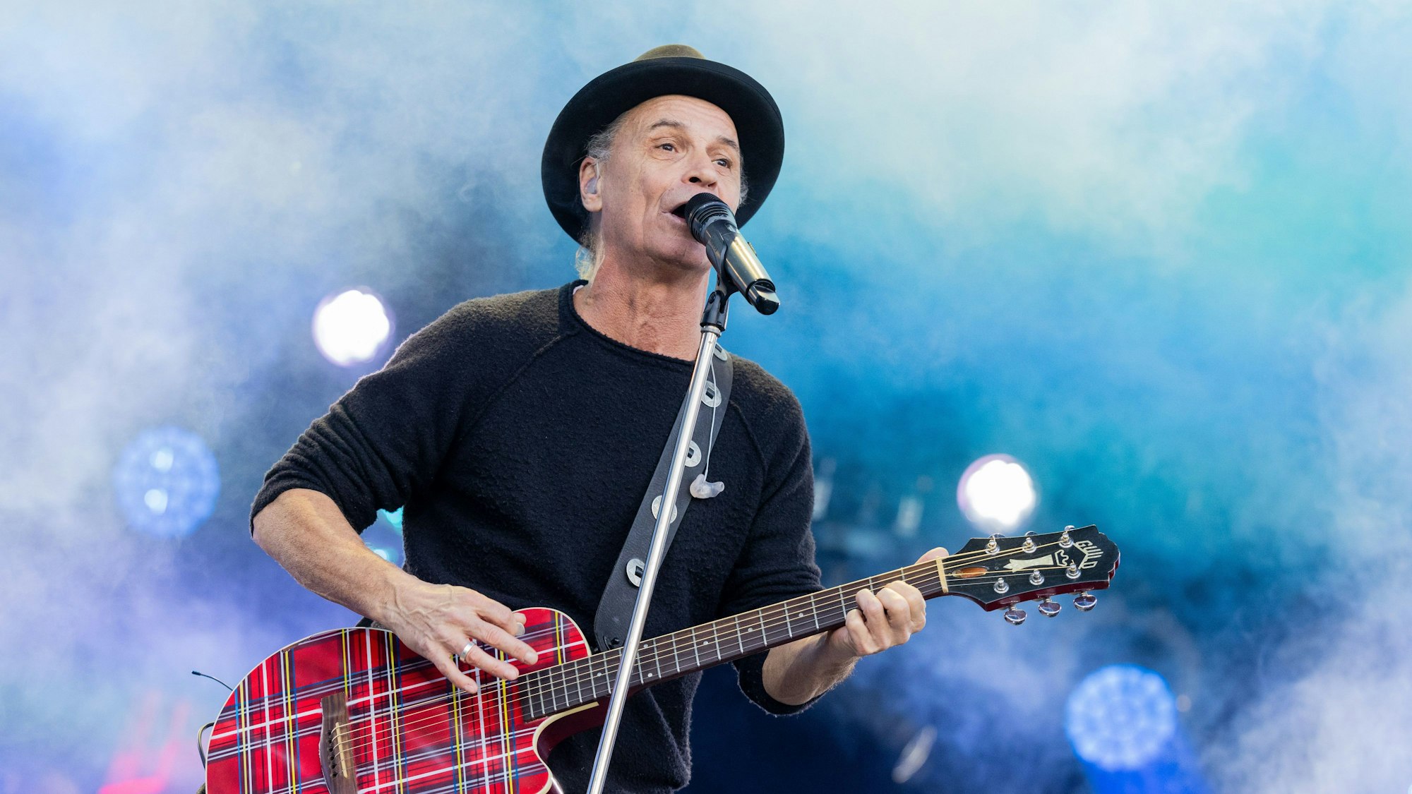 Sänger Peter Brings von der Band Brings steht beim Auftakt der Karnevalssession auf dem Heumarkt auf der Bühne.