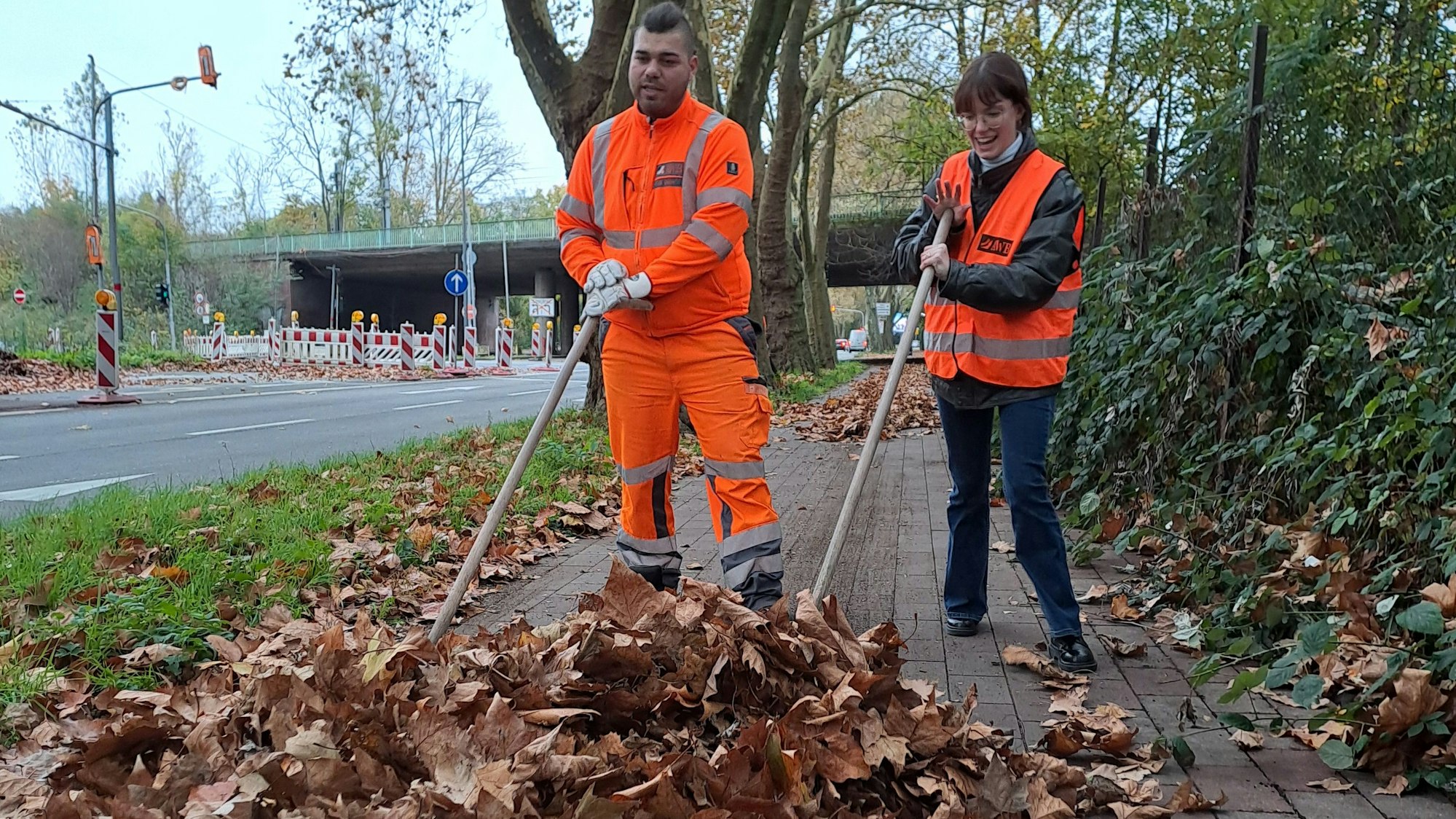 Reporterin Charlotte Groß-Hohnacker half Gianluca Casa beim Laubeinsatz.