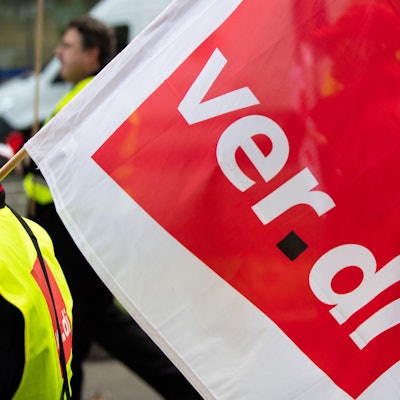 ARCHIV - 18.11.2019, Baden-Württemberg, Stuttgart: Eine Verdi-Fahne ist auf einer Demonstration zu sehen. (zu dpa: «Warnstreiks bei Geldtransporten») Foto: Tom Weller/dpa +++ dpa-Bildfunk +++