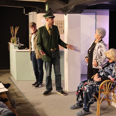 Schauspieler auf der Bühne.