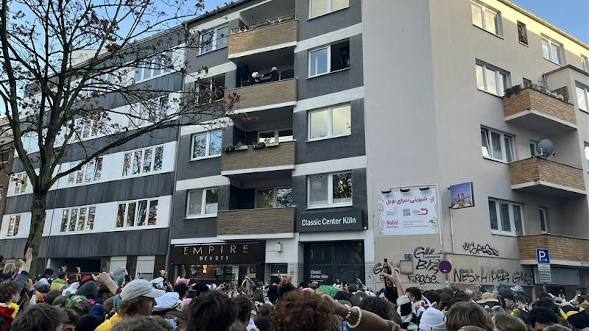 Lugatti & 9nine geben ein Balkonkonzert am Mauritiuswall. Die jungen Jecken jubeln.