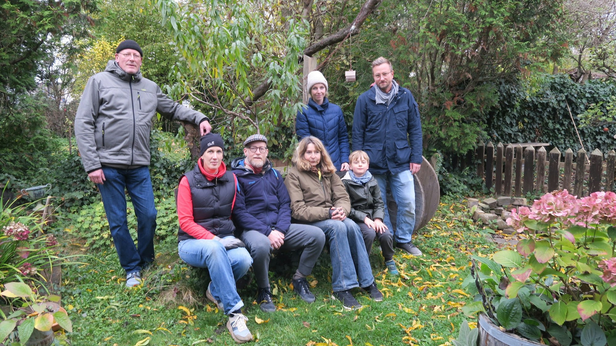 Einige der „Kölschen Kiwis“ im Kleingarten von Katja Erdmann.