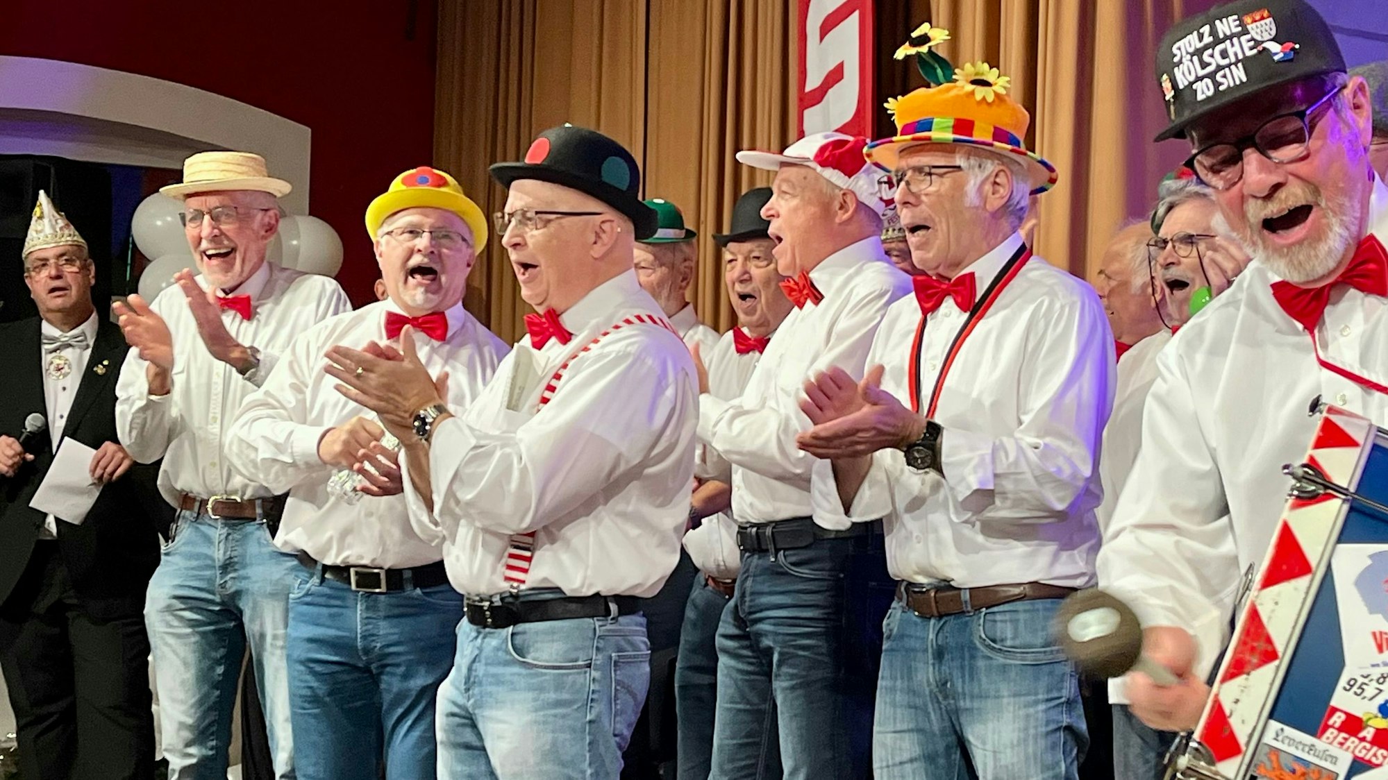 Der Bayer-Männerchor beim Karnevalsauftritt