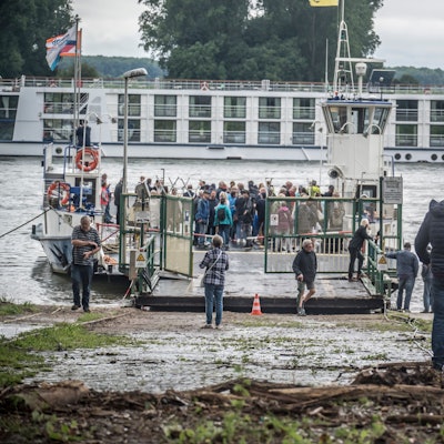 Die Fähre St. Michael hat in Hitdorf angelegt.