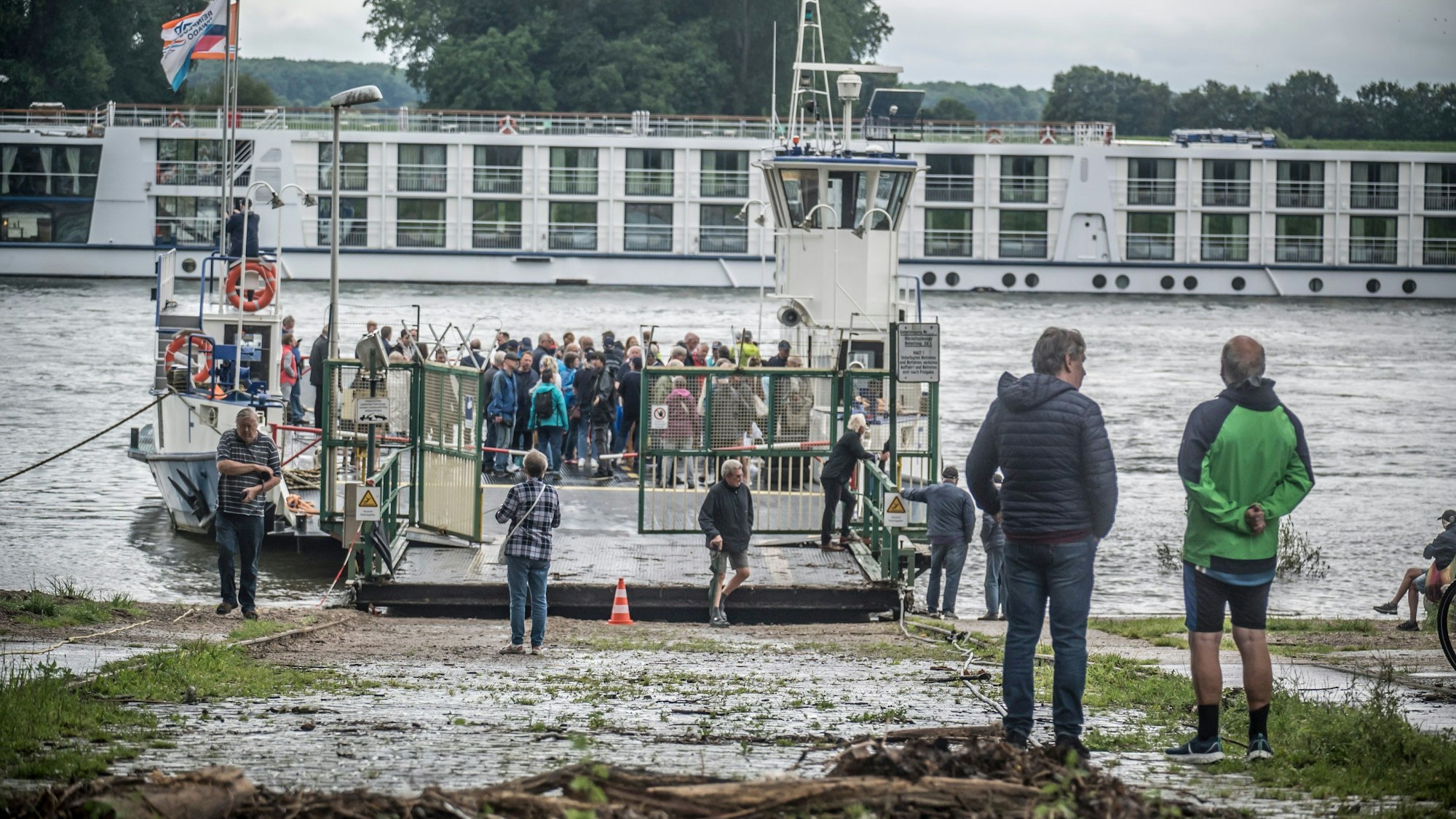 Die Fähre St. Michael hat in Hitdorf angelegt.