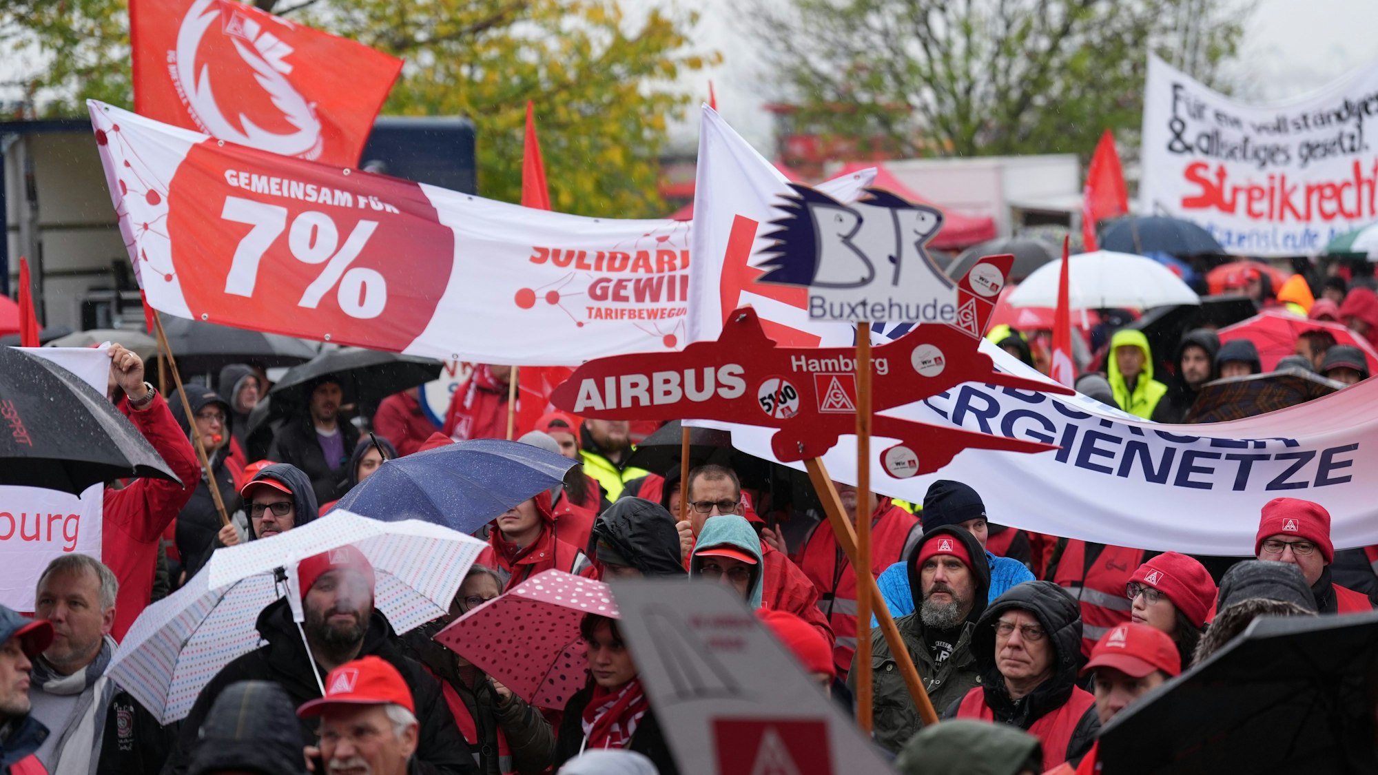 11.11.2024, Hamburg: Gewerkschaftsmitglieder demonstrieren mit IG Metall-Fahnen und Transparenten während einer Kundgebung am Fischmarkt im Hafen. In der Tarifrunde der Metall- und Elektroindustrie findet in Hamburg die vierte Verhandlung zwischen den IG Metall Bezirken Küste und Bayern und den Arbeitgebern (Nordmetall und Verband der bayerischen Metall- und Elektroindustrie, vbm) statt. Begleitet wurde die Verhandlung von weiteren Warnstreiks sowie Demonstrationszügen und einer Kundgebung.