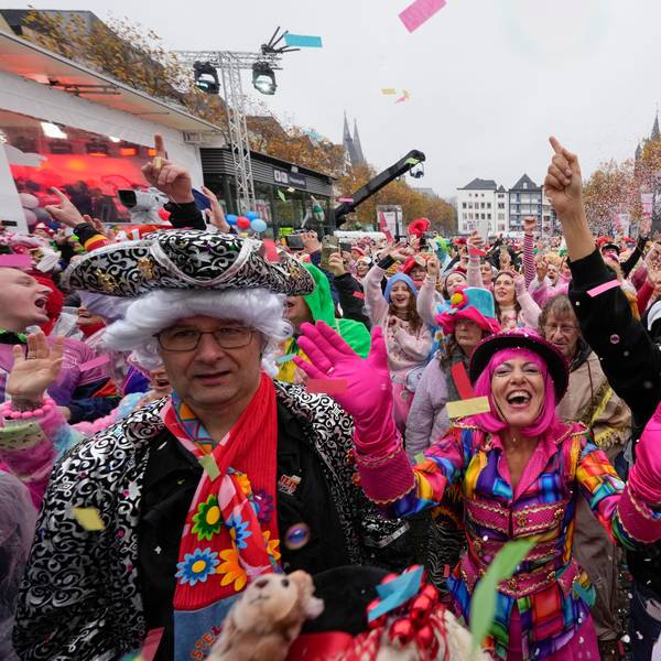 Konfettikanonen zum Sessionsstart um 11.11 Uhr auf dem Kölner Heumarkt.
