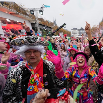 Konfettikanonen zum Sessionsstart um 11.11 Uhr auf dem Kölner Heumarkt.