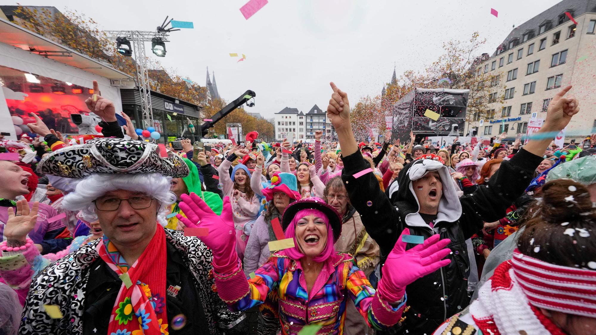 Konfettikanonen zum Sessionsstart um 11.11 Uhr auf dem Kölner Heumarkt.