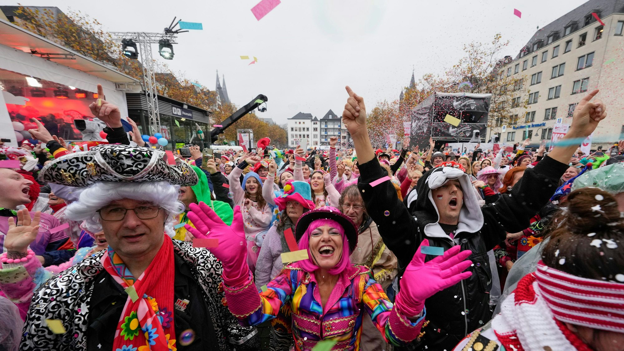 Konfettikanonen zum Sessionsstart um 11.11 Uhr auf dem Kölner Heumarkt.