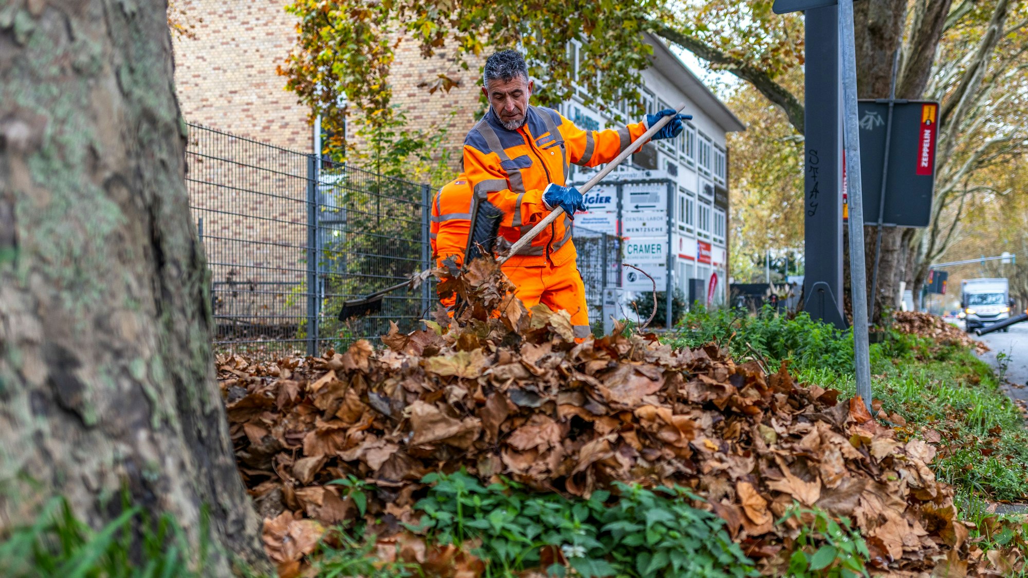 Die Reinigungstrupps der Kölner AWB befreien im Herbst Gehwege, Fahrbahnen und Radwege vom Laub.