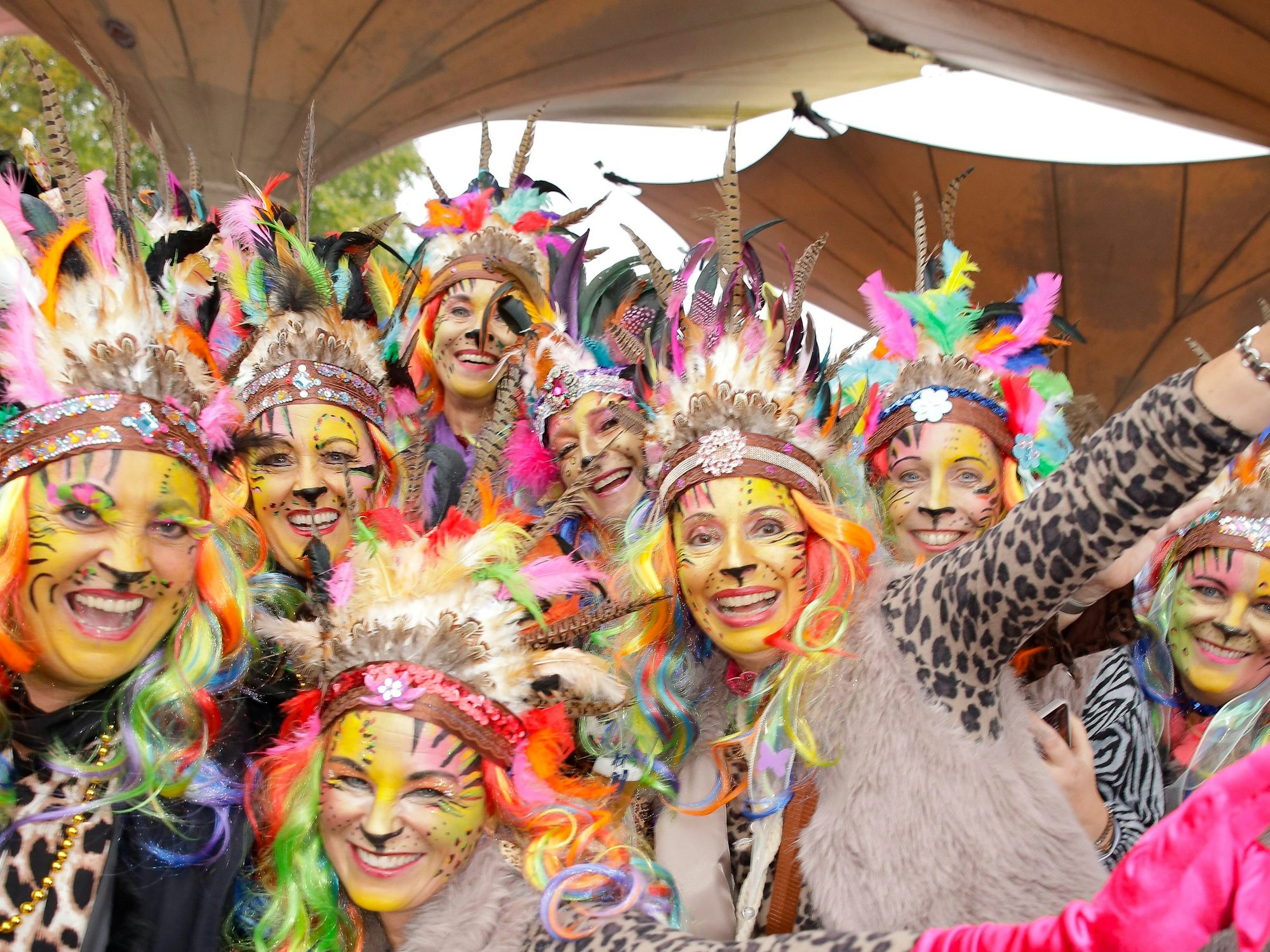 Eine Gruppe Frauen, die sich als Raubkatzen verkleidet hat