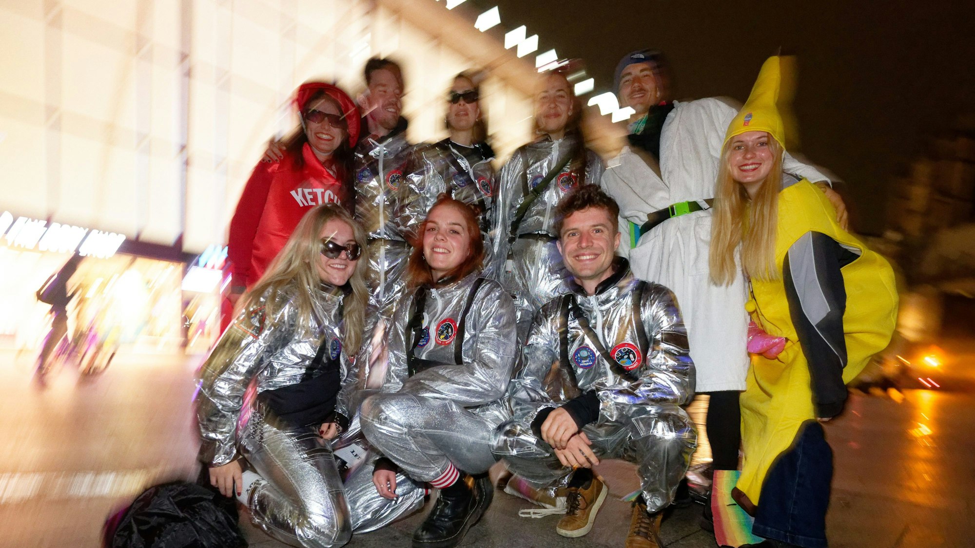Eine Gruppe von Karnevalisten aus Freiburg steht am frühen Morgen auf dem Weg zu den Feiern vor dem Kölner Hauptbahnhof.