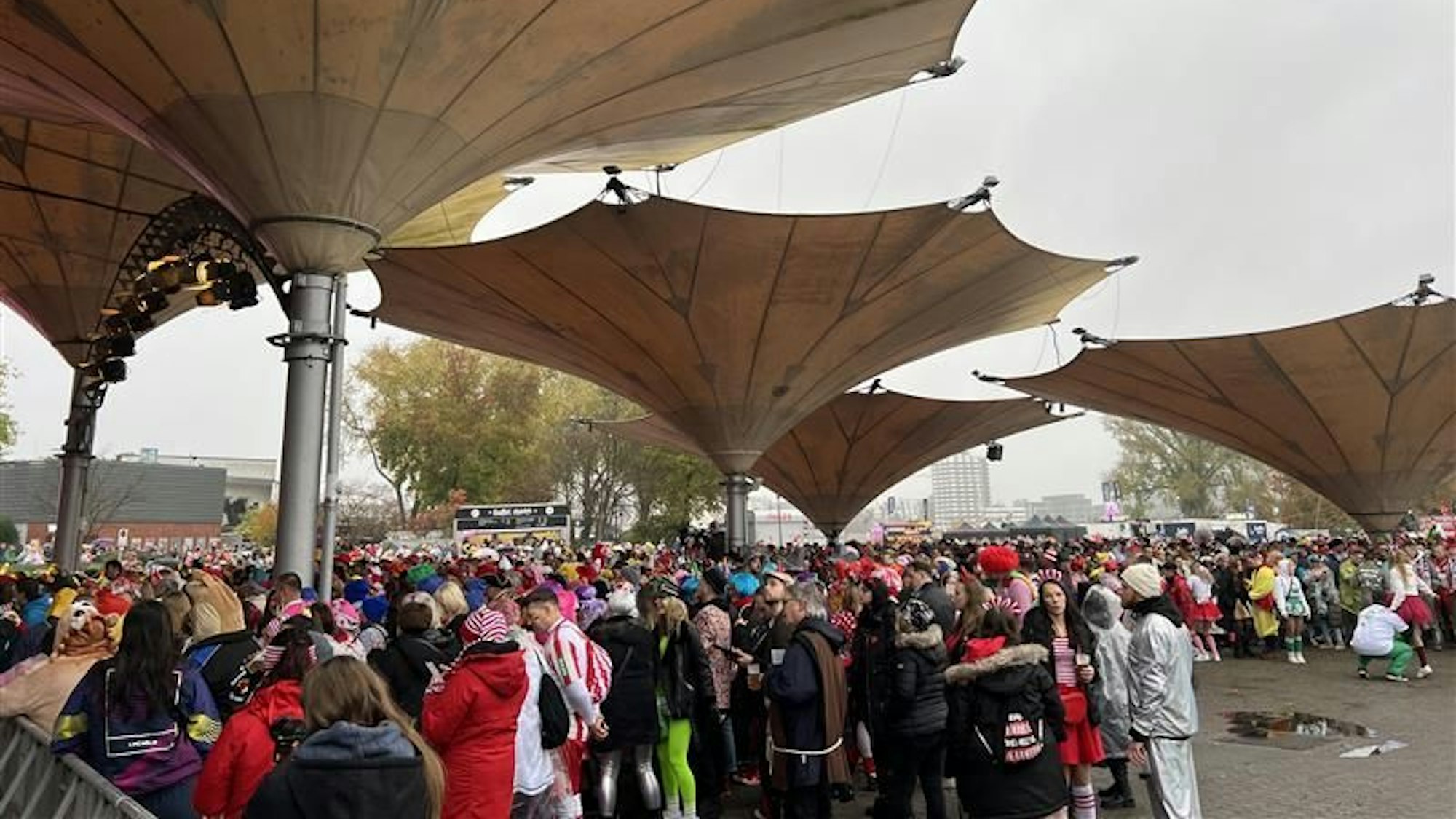 Vor stehen viele Karnevalisten, dennoch gibt es noch viel Platz.