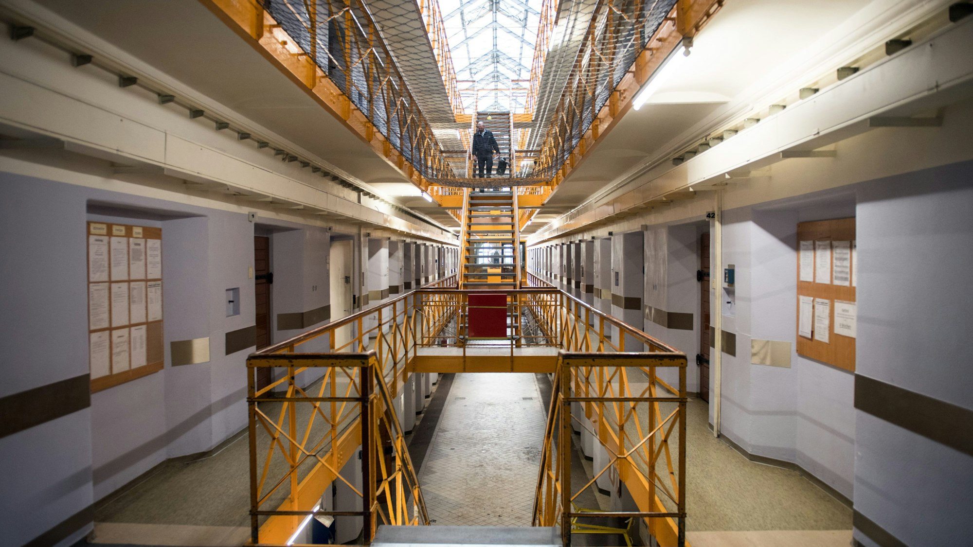 07.12.2016, Nordrhein-Westfalen, Remscheid: Blick in einen Zellentrakt der Justizvollzugsanstalt (JVA) Remscheid, aufgenommen am 08.12.2016 in Remscheid (Nordrhein-Westfalen).