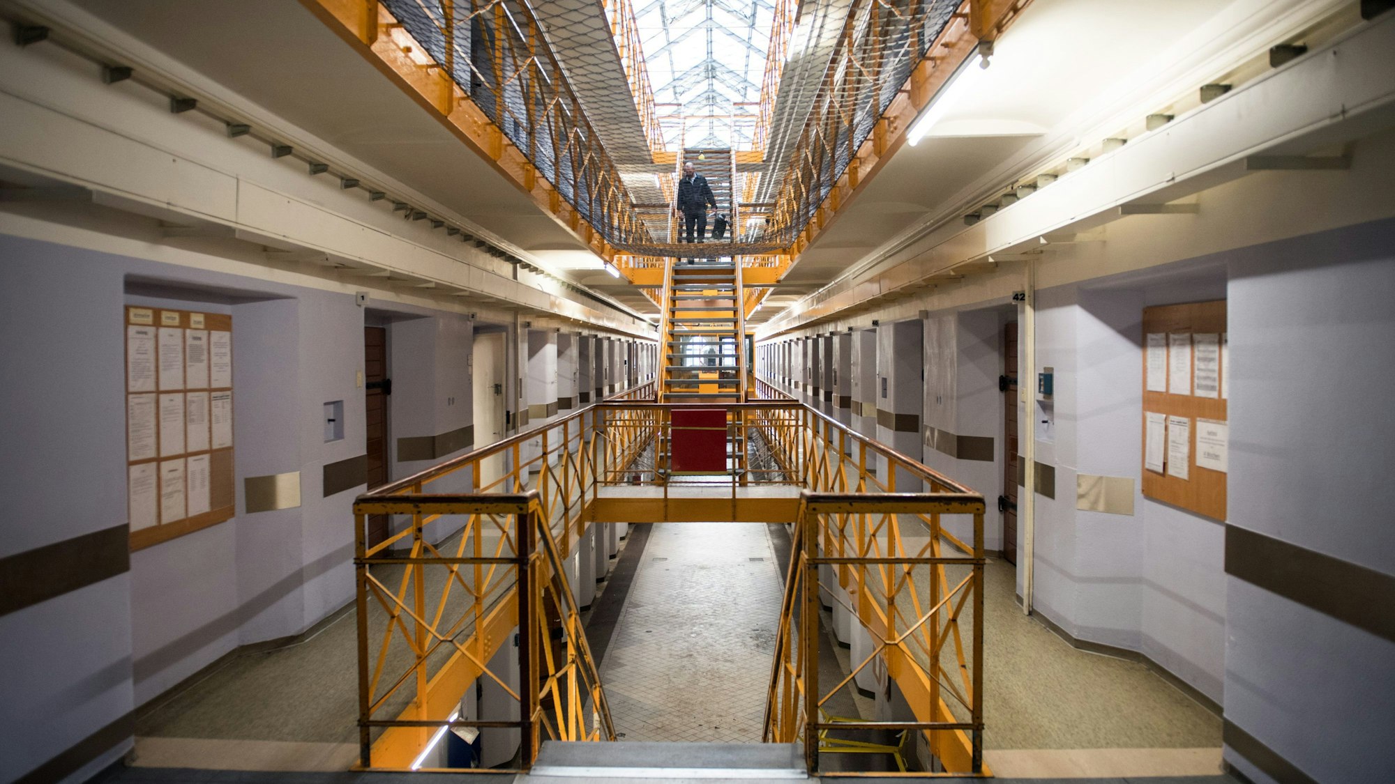 Blick in einen Zellentrakt der Justizvollzugsanstalt Remscheid. (Archivbild)