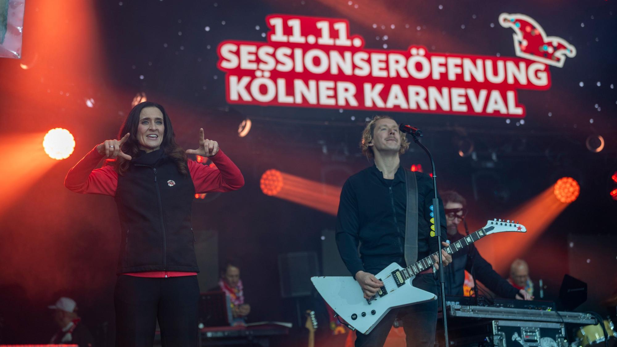 Auf der Bühne am Heumarkt gibt es auch eine Gebärdendolmetscherin. Die Stimmung ist bestens.