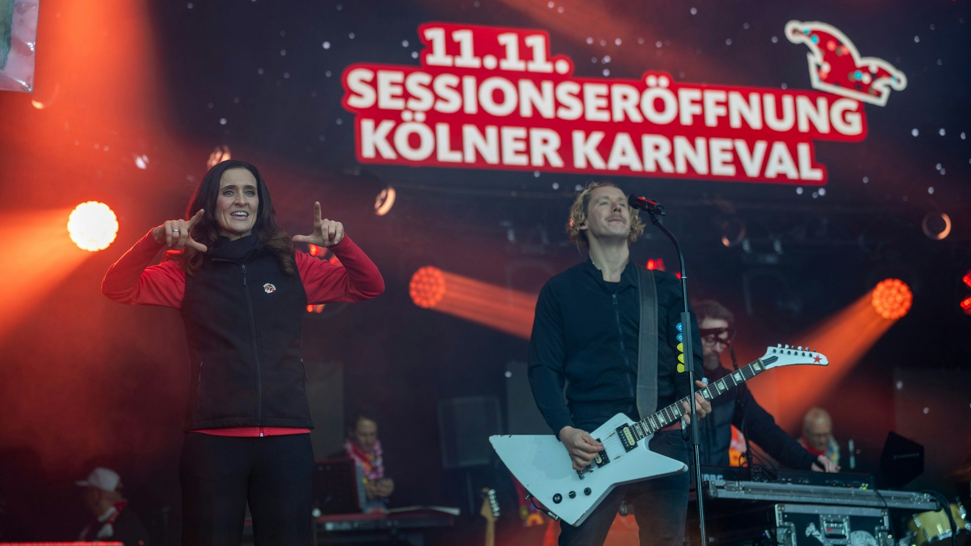 Auf der Bühne am Heumarkt gibt es auch eine Gebärdendolmetscherin. Die Stimmung ist bestens.