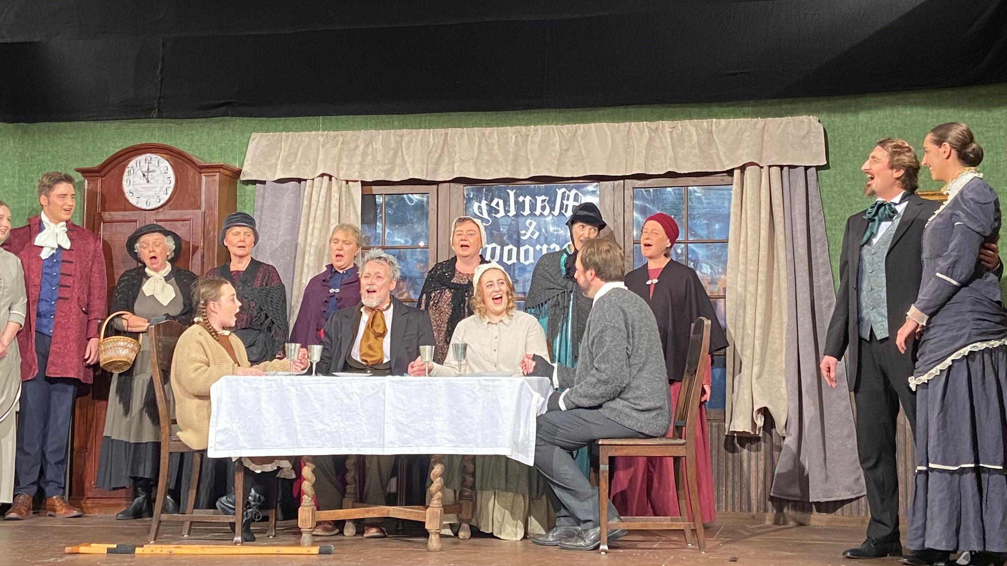 Fröhlichkeit und Weihnachtsgefühle im Kreis von Familie und Mitmenschen lernt der geläuterte Ebenezer Scrooge am Ende zu schätzen.